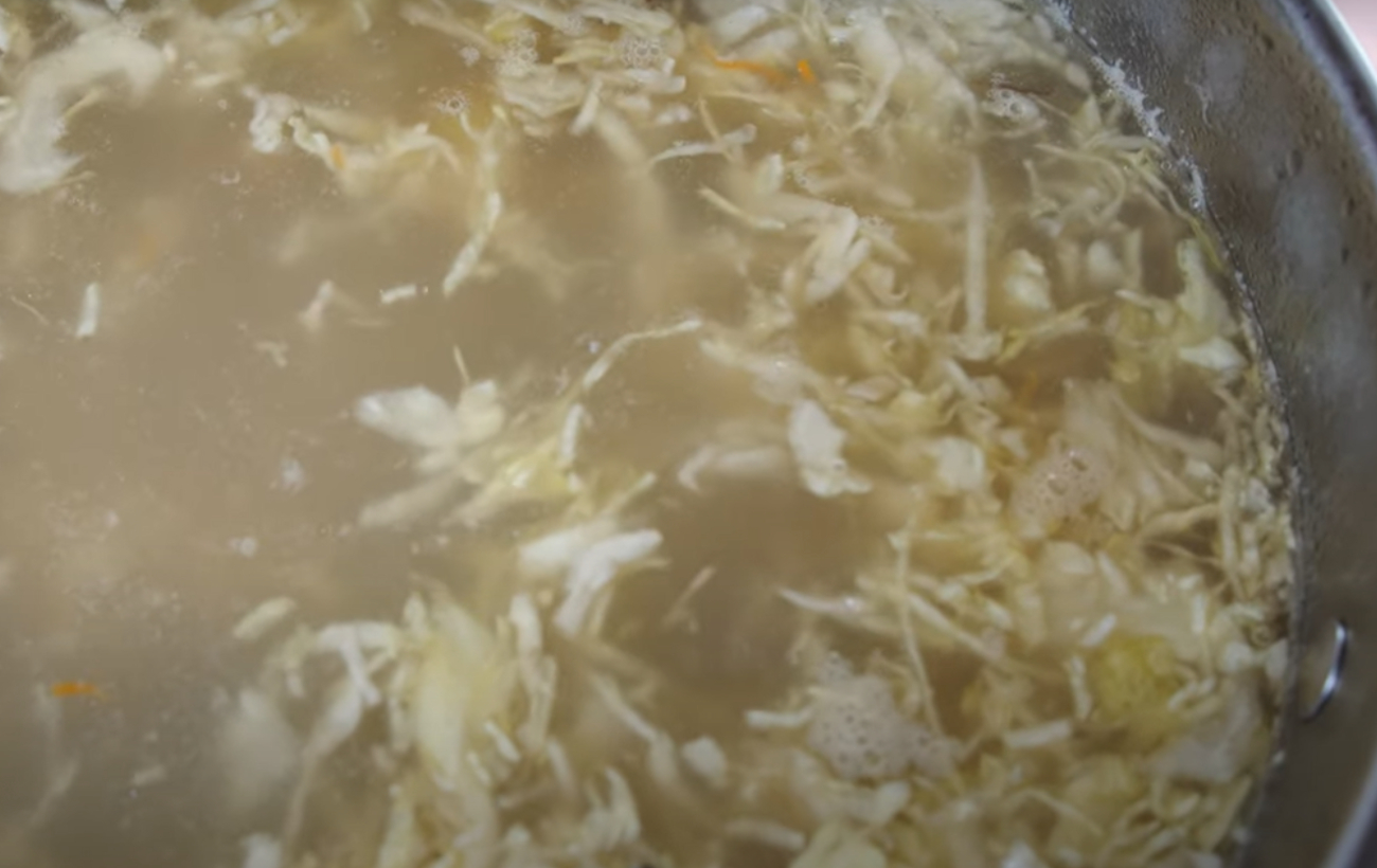 Капусняк з рулькою і чорносливом: оригінальний рецепт української першої страви